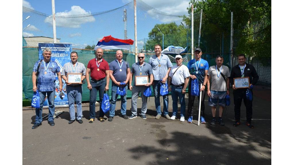 Ветераны брянского УМВД взяли бронзу на чемпионате по городошному спорту