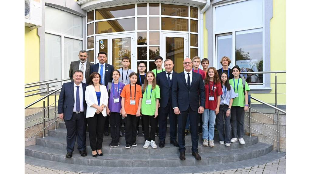 Вице-премьер Дмитрий Чернышенко поздравил выпускников школ с праздником
