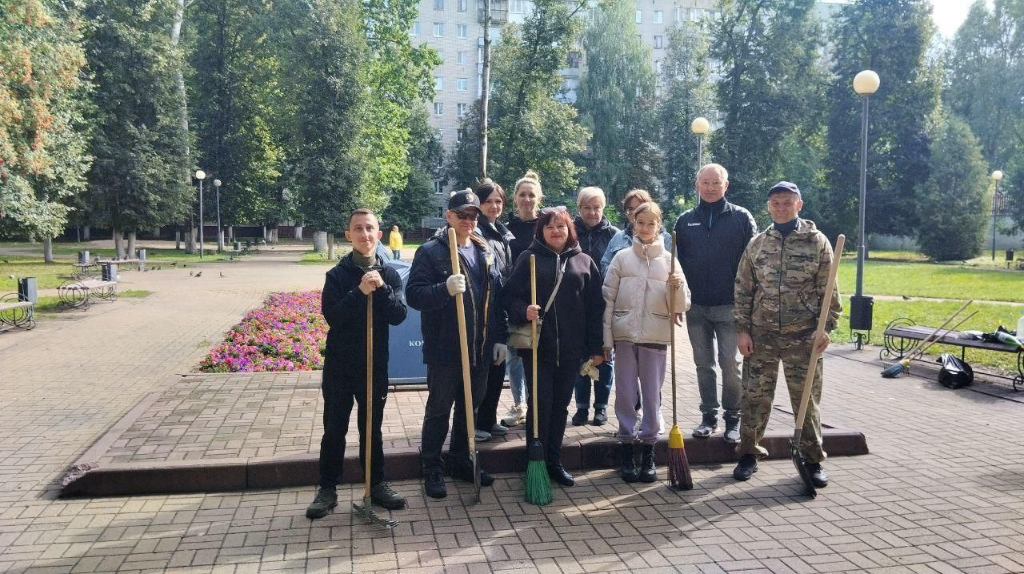 В первом общегородском субботнике в Брянске приняли участие более 3 тысяч человек