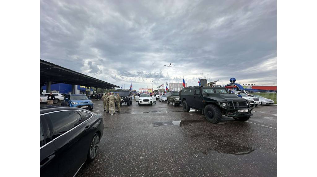 Сотни автомобилей вышли на автопробег в Брянске в честь Дня России