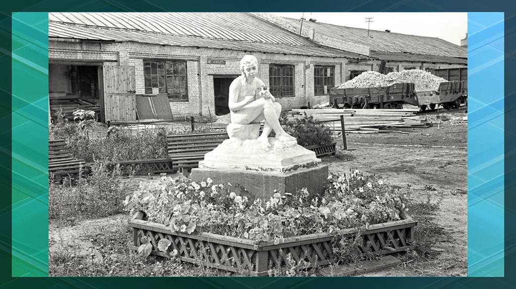 Опубликован снимок старинной скульптуры девочки на территории БМЗ
