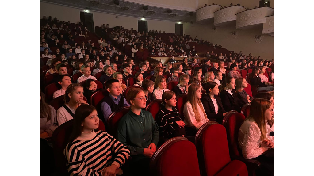 В Брянске в честь Года защитника Отечества дали концерт «Сила V правде!»