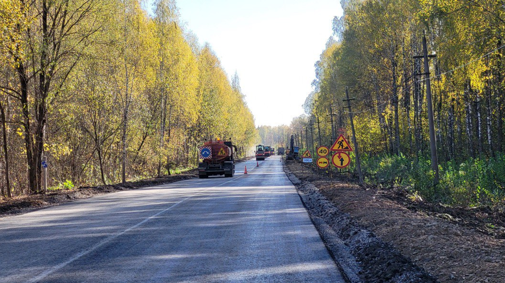 В Брянской области на дороге Комаричи-Лубошево укладывают асфальт