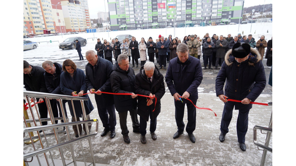 В Брянске на Флотской торжественно открыли школу на 1225 мест