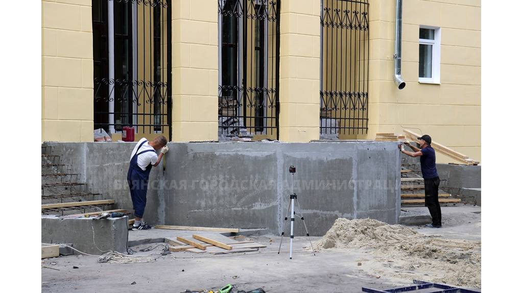 В Брянске завершается ремонт фасада Дворца культуры железнодорожников