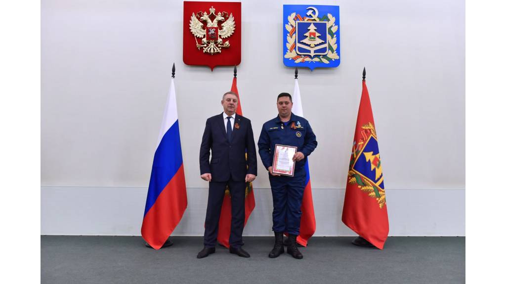 Брянский губернатор Богомаз наградил лучших сотрудников пожарной охраны