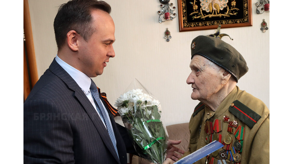 В Брянске ветерана войны Палину Сергееву поздравили с 80-летием Победы