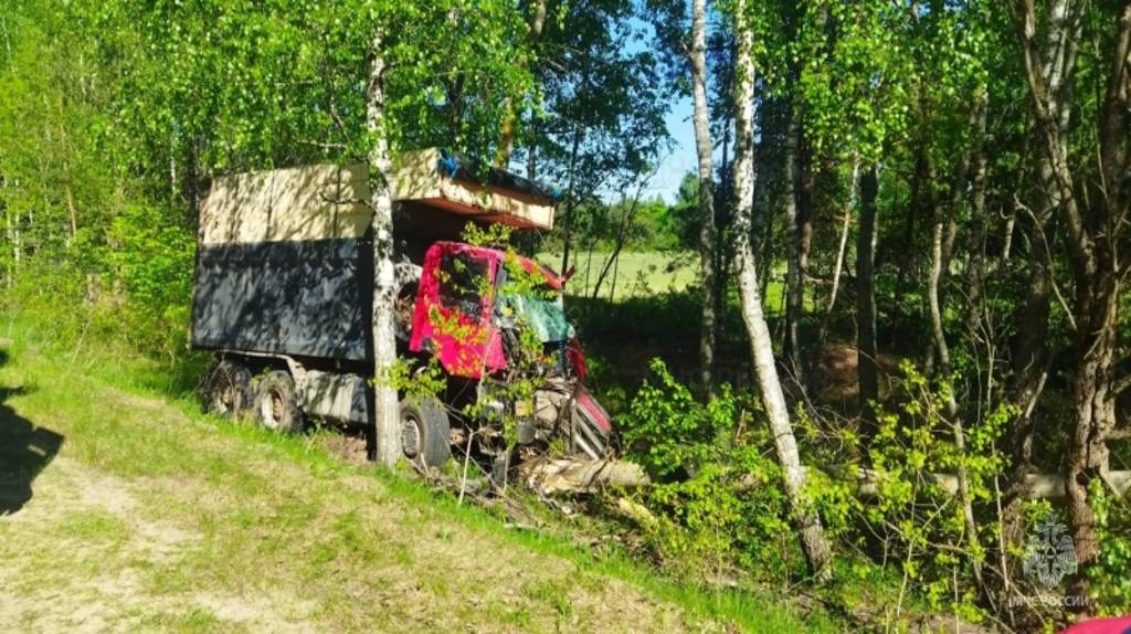 В Суражском районе спасатели деблокировали водителя из вылетевшего в кювет грузовика