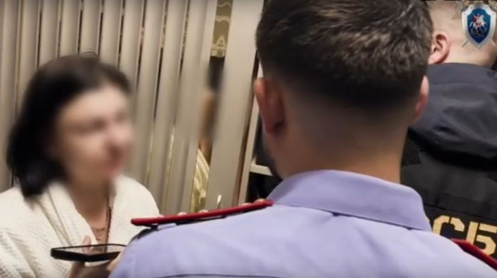 Появилось видео обыска дома гендиректора брянской компании «ЭкстраМед»