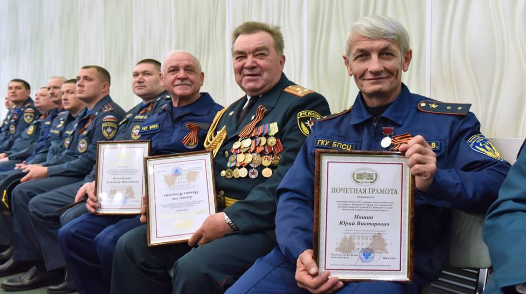 Брянский губернатор Богомаз наградил лучших сотрудников пожарной охраны