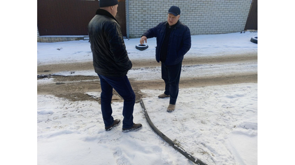 В Брянске владелец дома по переулку Флотскому организовал слив отходов на дорогу