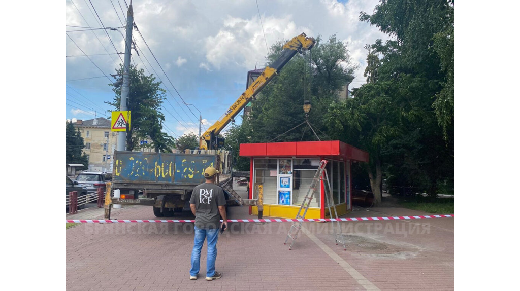 Фунфыриками и сигаретами торговали в киоске у ТЦ «Родина» в Брянске