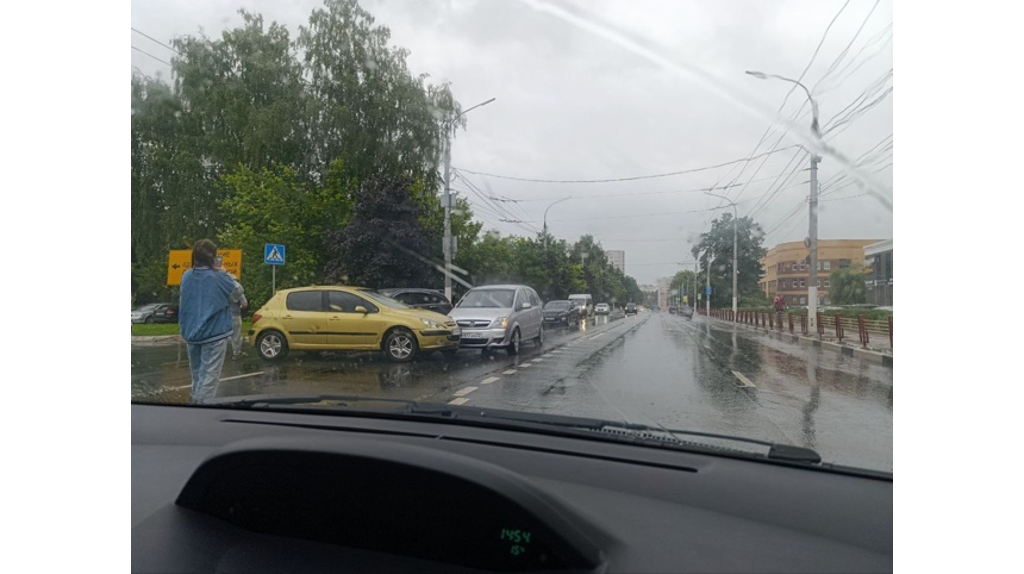 В Брянске на улице Дуки не поделили дорогу две легковушки