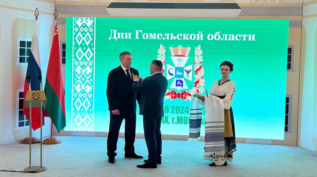 Губернатор Брянской области Александр Богомаз награждён знаком «Дружба народов»