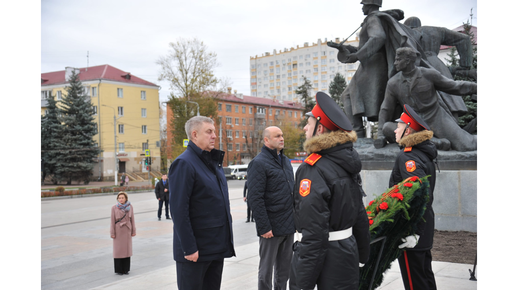 Посол Беларуси Александр Рогожник возложил в Брянске цветы к Вечному огню