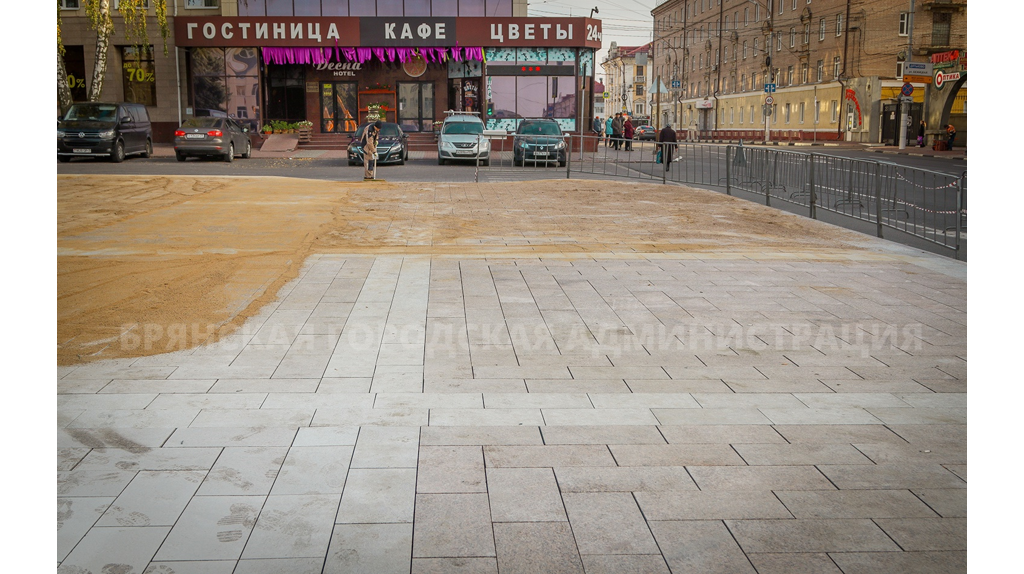 Площадь Ленина в Брянске украшает уральский камень