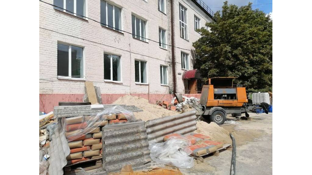 В Клинцах Брянской области капитально ремонтируют здания городской больницы