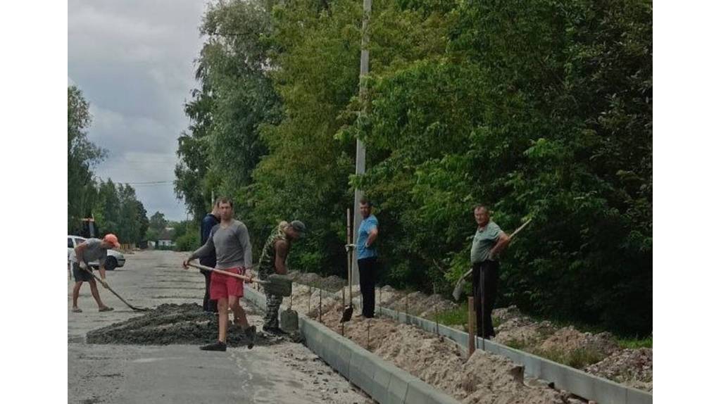 На улице Брянской в посёлке Суземка строят новый тротуар