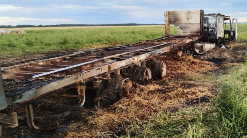 В Брянском районе на поле сгорел грузовик