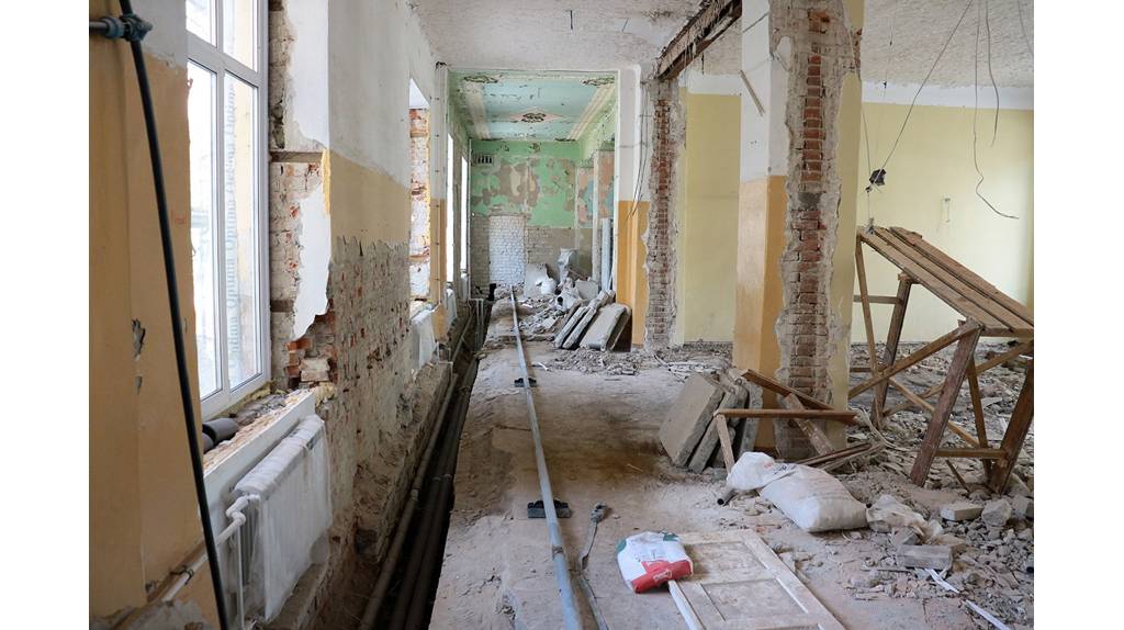 В Брянске продолжается масштабный ремонт школы №3 за 100 миллионов рублей