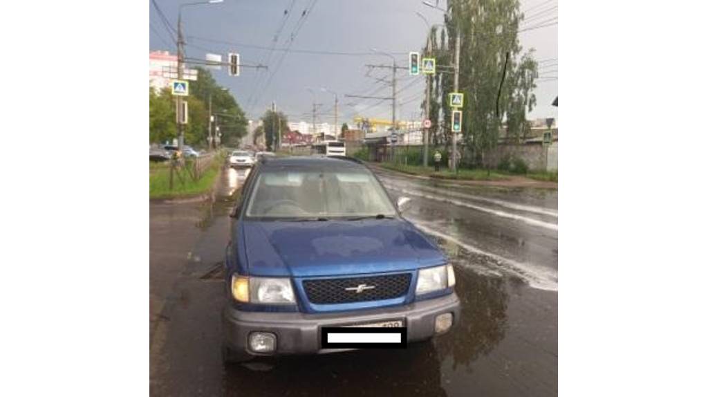 В Брянске на улице 22-го Съезда КПСС водитель иномарки покалечил 18-летнего парня