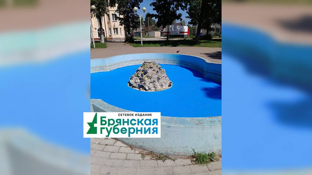 Многострадальный фонтан возле ГДК Володарского района покрасили