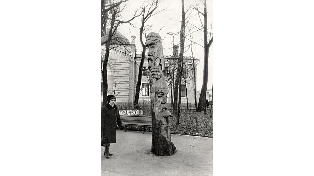 В соцсетях опубликовали архивное фото скульптуры «Акула и Пересвет» в Брянске 