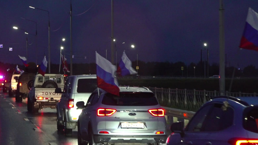 Губернатор возглавил автопробег в Брянске в честь Дня Государственного флага