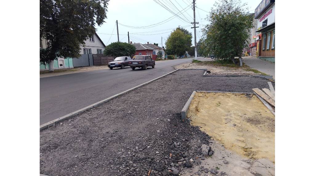 В Климово на дороге по улице Октябрьской сделали заездные карманы на остановках