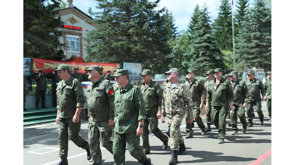 Спикер и депутаты Брянской облдумы прошли курс по обращению с оружием и спецтехникой