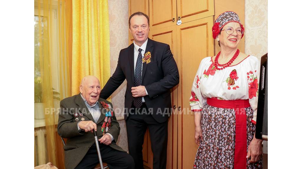 Вице-мэр Брянска Сергей Антошин поздравил ветеранов с Днём Победы