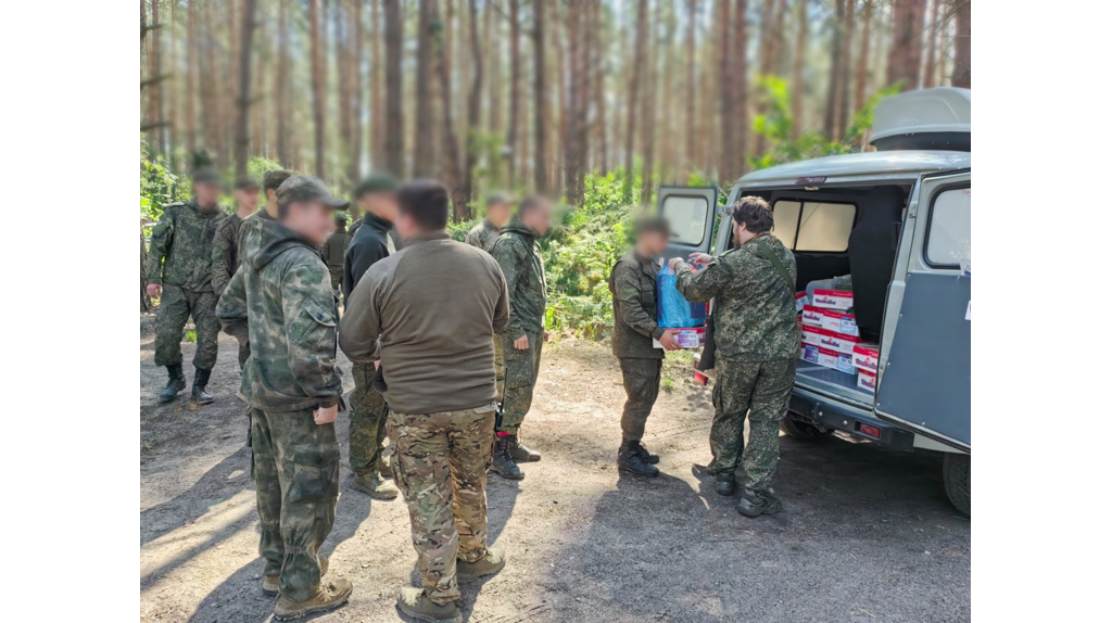 Брянские женщины побаловали военных на позициях домашними котлетами и пирожками