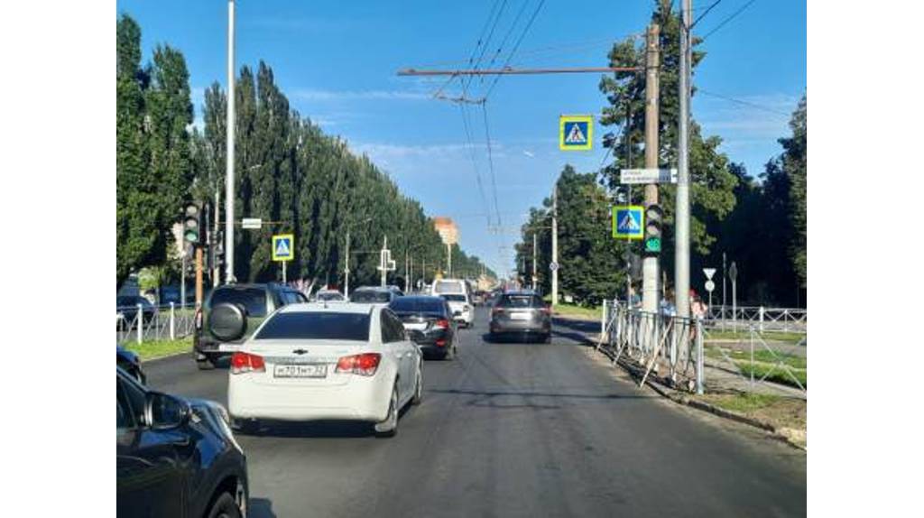 В Брянске на повороте на Менжинского иномарка сбила 23-летнего пешехода