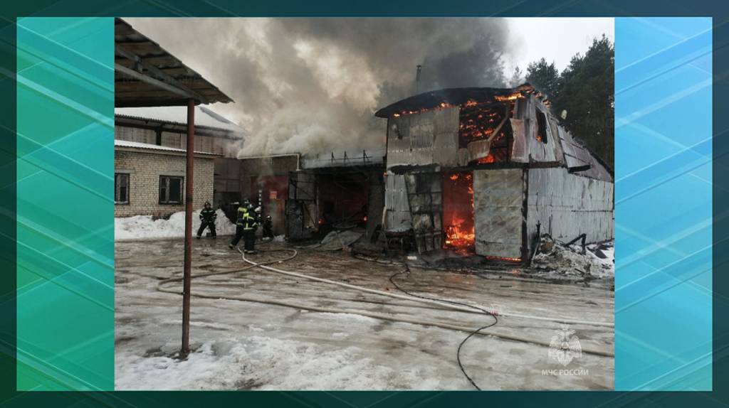 В Клинцах сгорел автосервис на улице Ногина