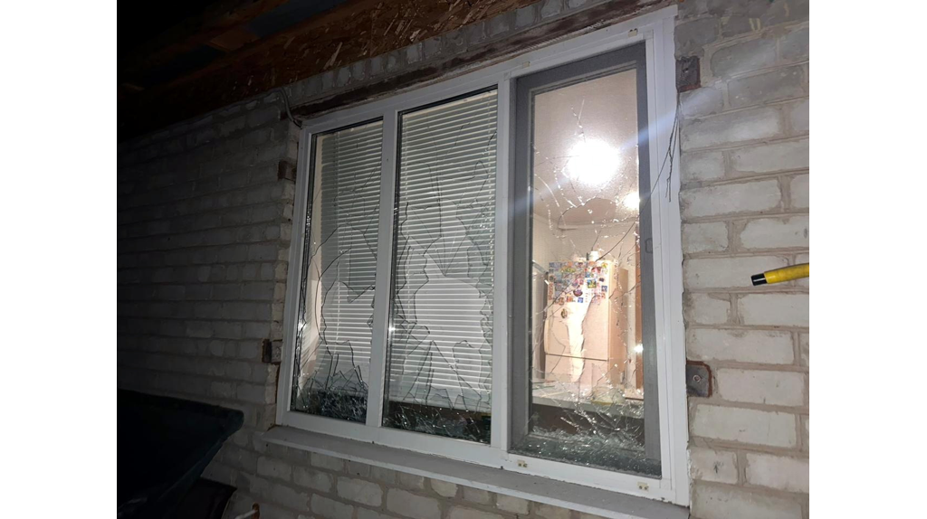 В Почепе уголовник разбил металлической трубой окна в доме знакомой