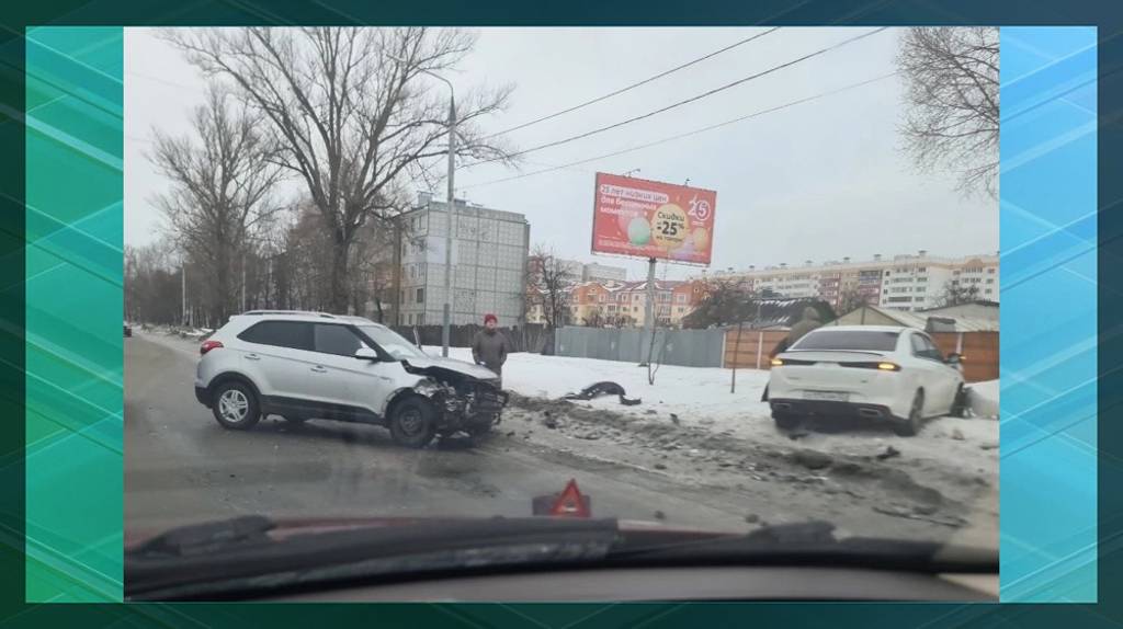 На улице Литейной в Брянске после ДТП легковушка вылетела на обочину