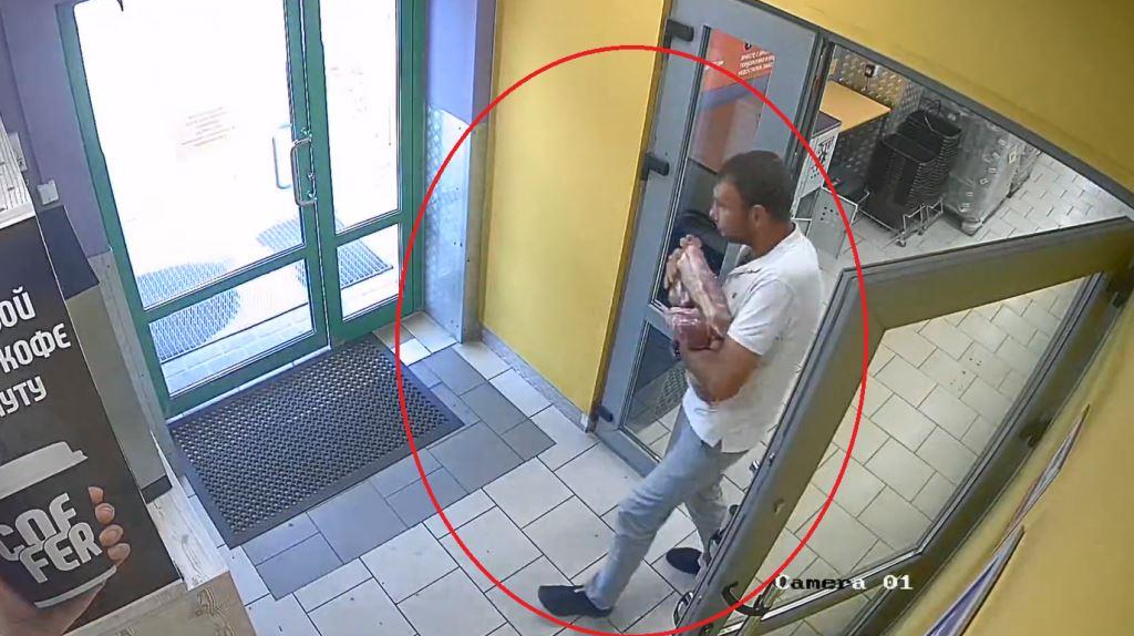 В Брянске 22-летний уголовник украл семь килограммов мяса и приготовил себе обед