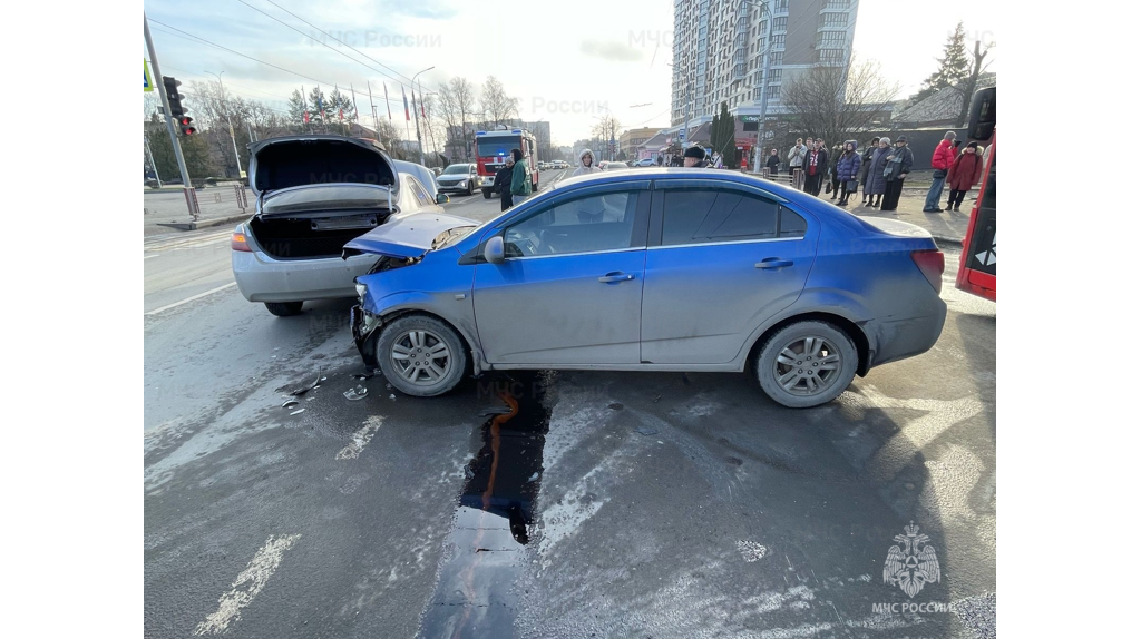 Спасатели ликвидировали последствия ДТП на Кургане Бессмертия в Брянске