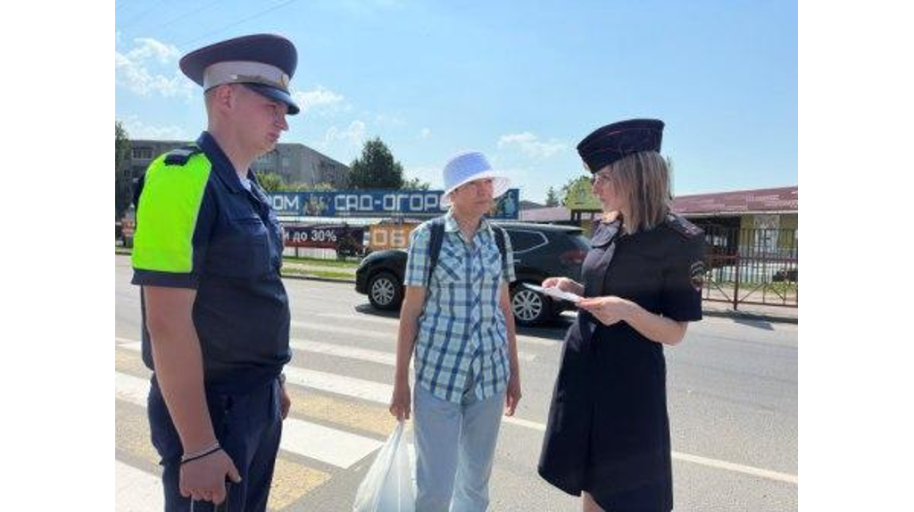 В Брянске на аварийном переходе пешеходам напомнили о ПДД