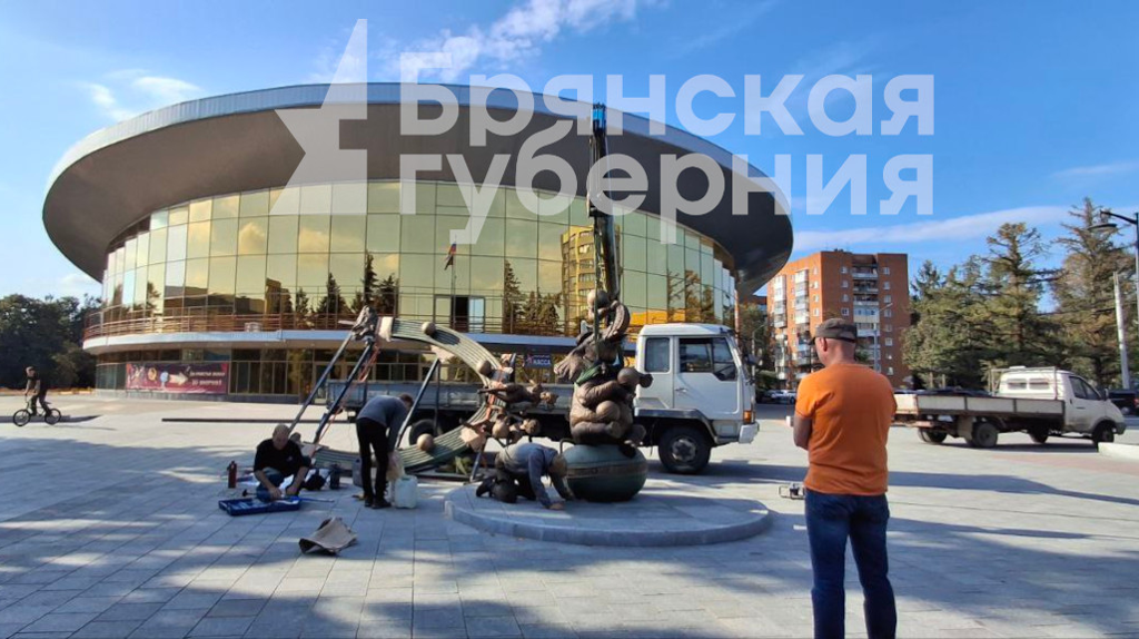 В Брянске на площади перед цирком установили бронзового слона-жонглера