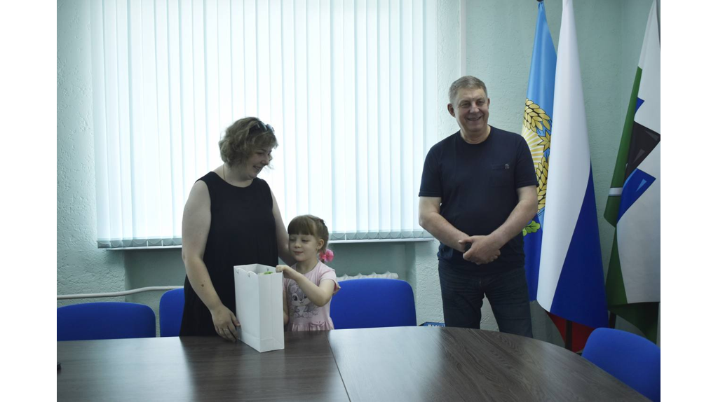 Брянская делегация в Брянке встретилась с девочкой Машей и исполнила ее мечту