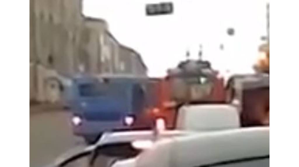 В Брянске сняли на видео бодание автобуса и троллейбуса на проспекте Ленина