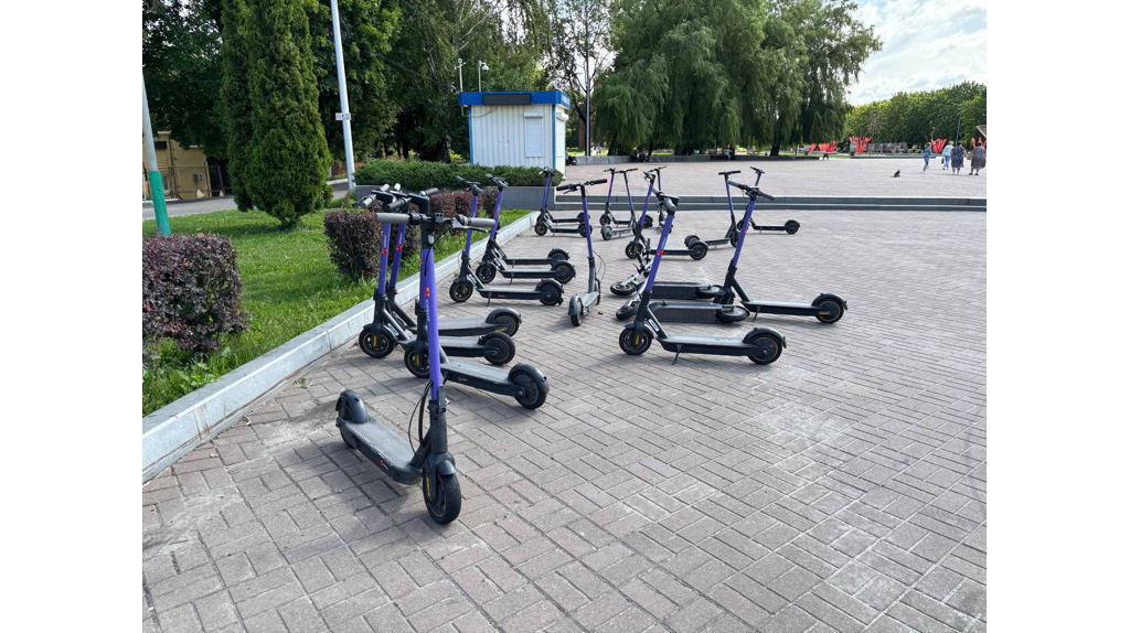 Брянцы отметили разницу в подходе к бизнесу у двух операторов по прокату электросамокатов