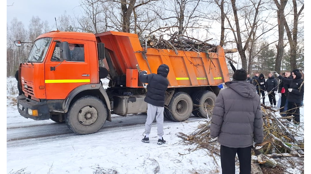 В Брянске «Чистая планета» приняла участие в уборке территории бывшего концлагеря «Дулаг-142»