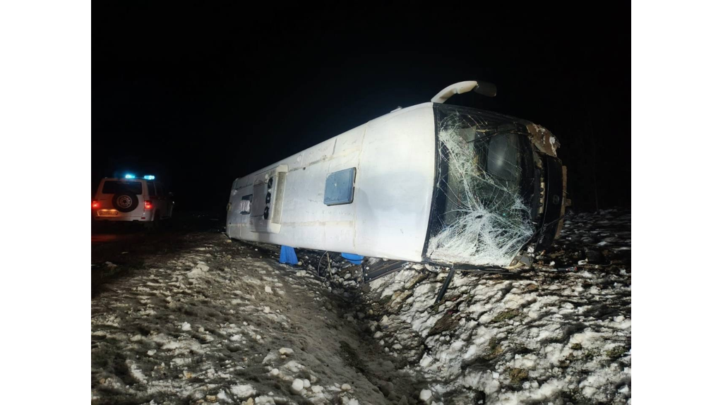 На брянской трассе автобус вылетел в кювет и перевернулся после ДТП с грузовиком