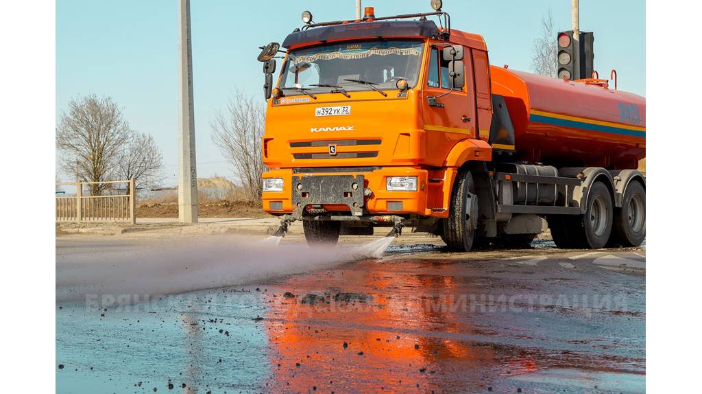 В Брянске улицы чистят автопылесосами и моют поливальными машинами