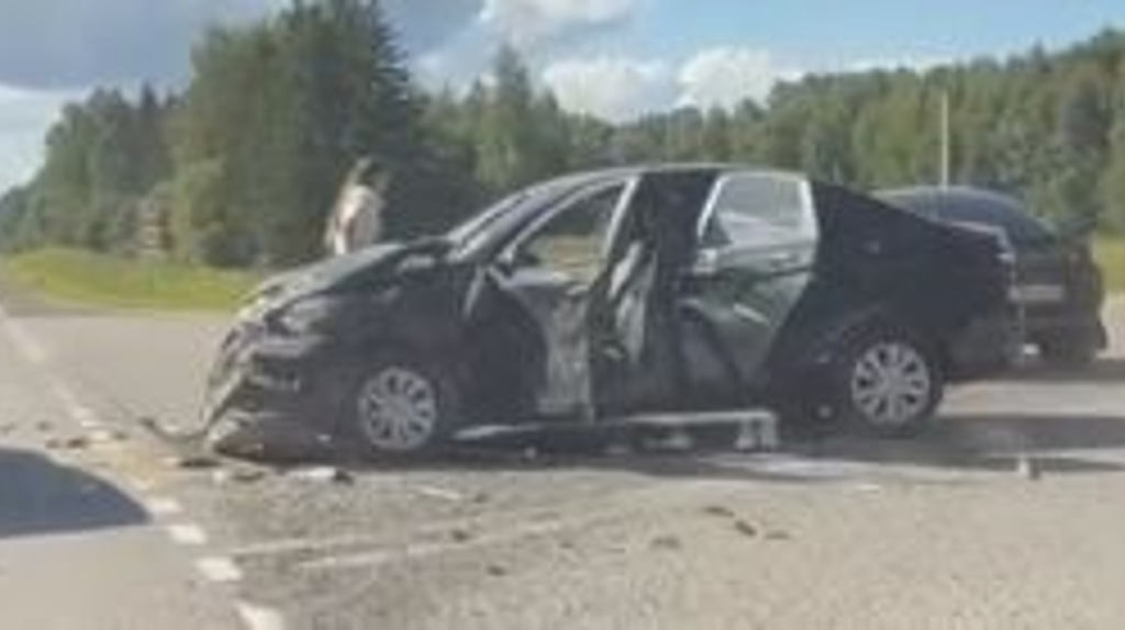 На перекрестке возле брянского села Глинищево разбились две легковушки