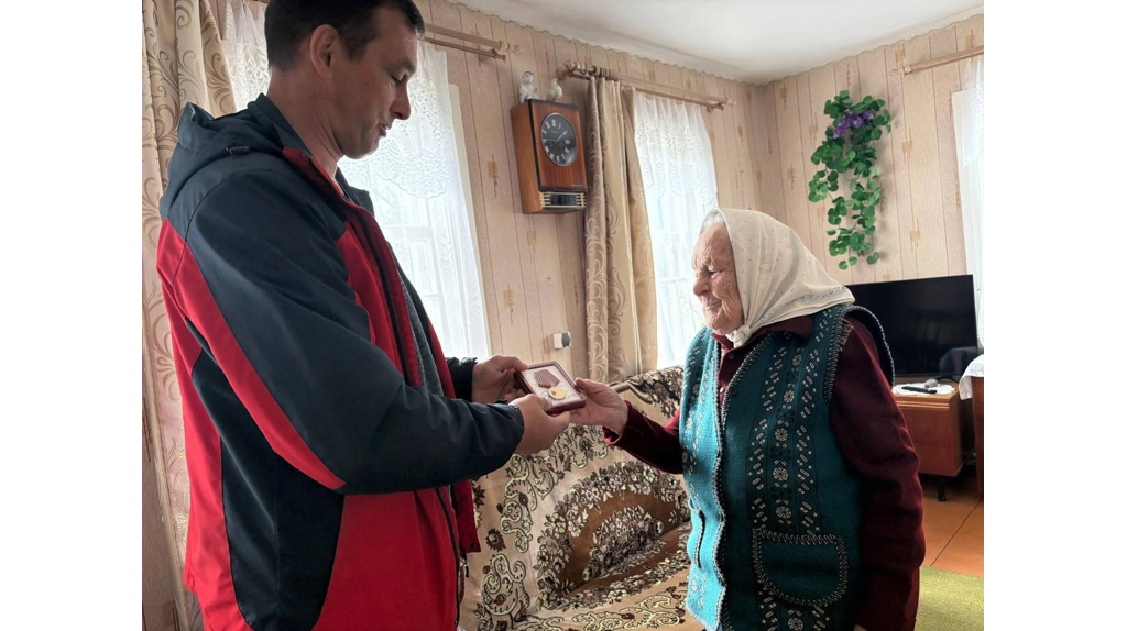 Унечским труженицам тыла вручили медали в честь 80-летия Великой Победы