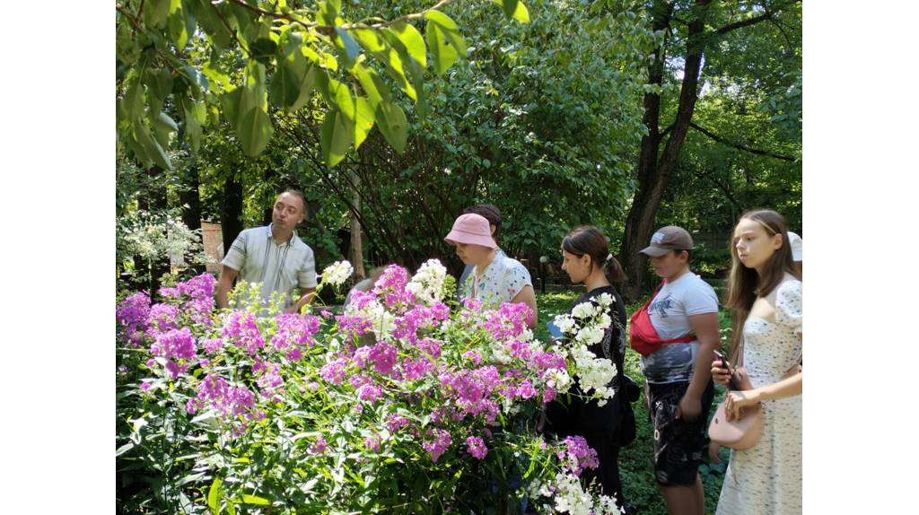 В брянском ботаническом саду провели экскурсию для одаренных школьников 