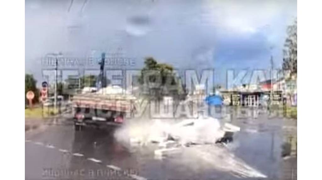 В Брянске на кольце по улице Литейной водитель грузовика растерял на дорогу груз